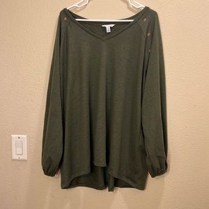 Selling a green top v neck style from the brand of boutique in 2x